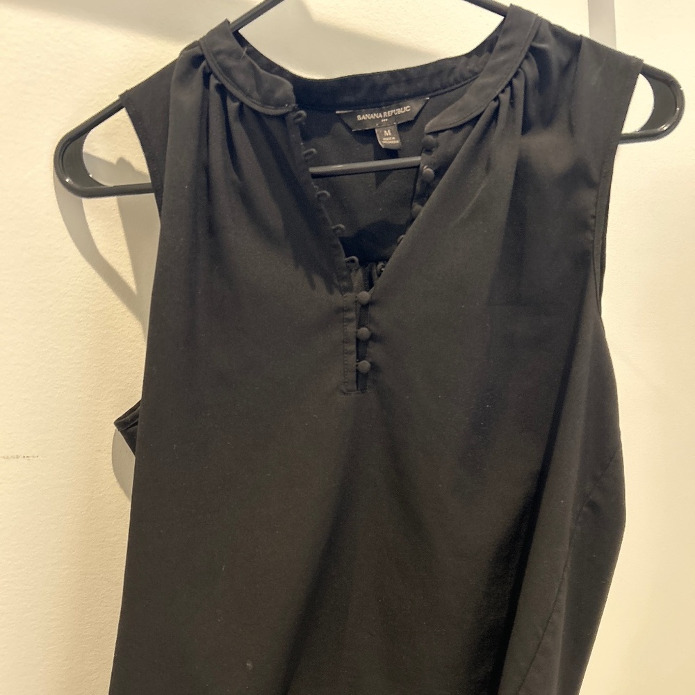 Banana Republic sleeveless business casual shirt